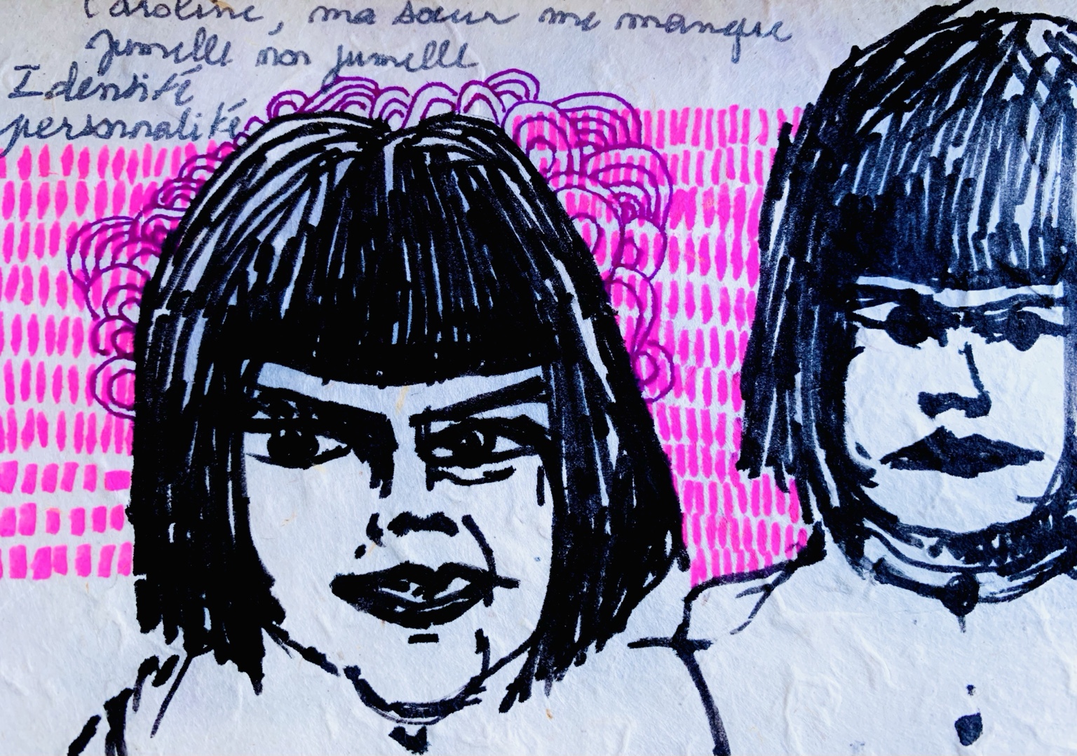 Carnet nomade de Juliette Savaëte, deux visages graphiques sur fond rose