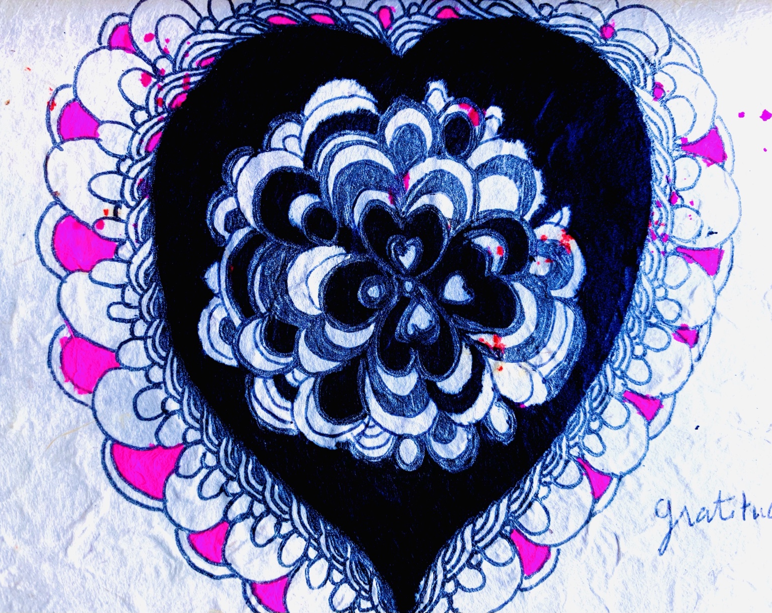 Carnet nomade de Juliette Savaëte, grand cœur noir orné de motifs floraux noirs, bleus et roses
