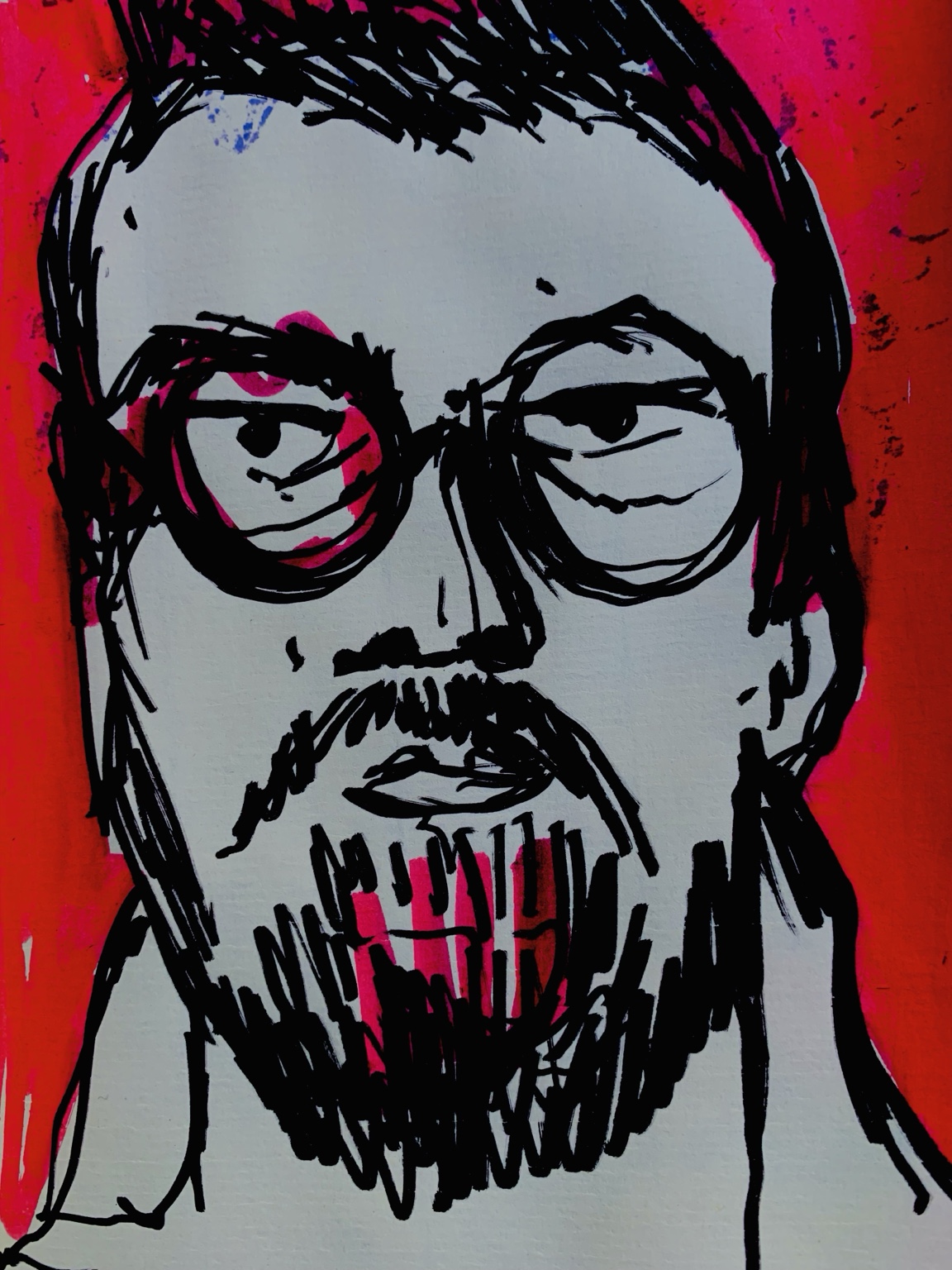 Carnet nomade, visage aux lunettes sur fond rouge